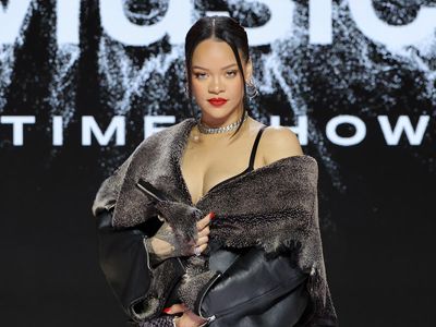 How much is Rihanna getting paid for the Super Bowl halftime show?