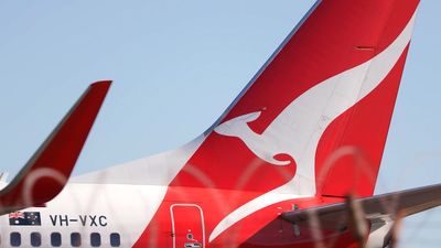 Darwin to Alice Springs Qantas flight turns back for 'engineering reasons' after an hour circling in the air