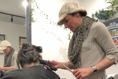 Transgender hairstylist campaigns for gender-neutral salon pricing