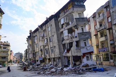 Looters raid city's shops, homes after Turkey quake