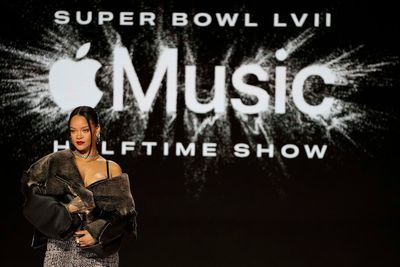 Rihanna, trio of anthems highlight Super Bowl's star power