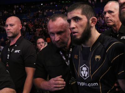 Islam Makhachev def. Alexander Volkanovski at UFC 284: Best photos