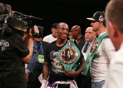 Foster out-duels Vargas for vacant WBC super-featherweight crown