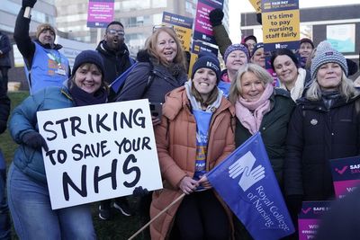 NHS leaders urge talks on pay to avoid ‘alarming’ escalation in nurses’ strike