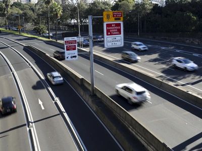 Labor to cut NSW tolls for trucks, tradies