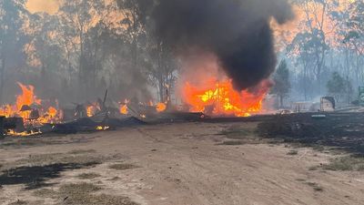 Residents of Montrose in southern Queensland describe 'horrible roar' of fast-moving bushfire as properties lost, emergency warning near Miles