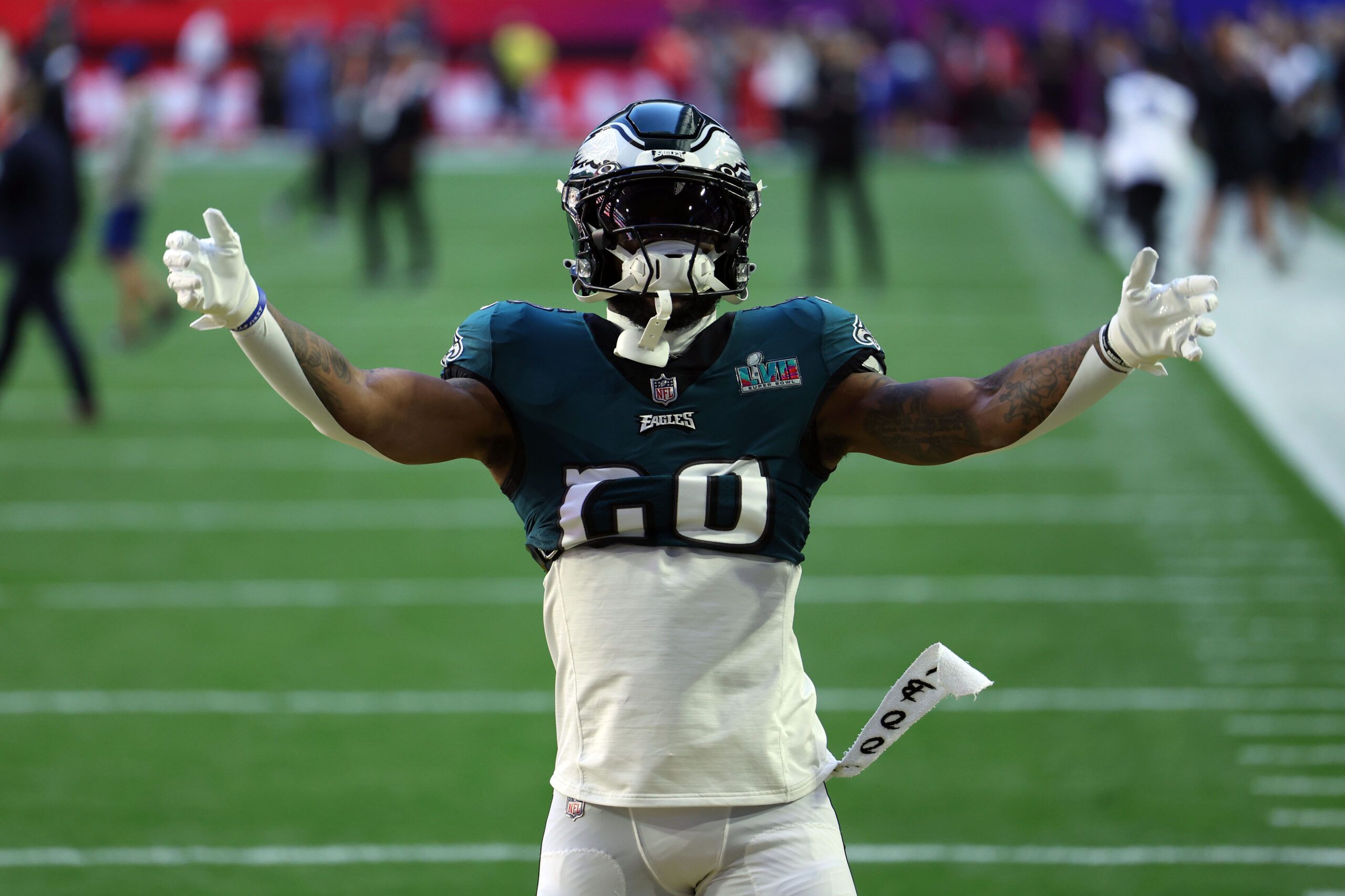 LOOK Eagles’ RB Miles Sanders reconnects with best…