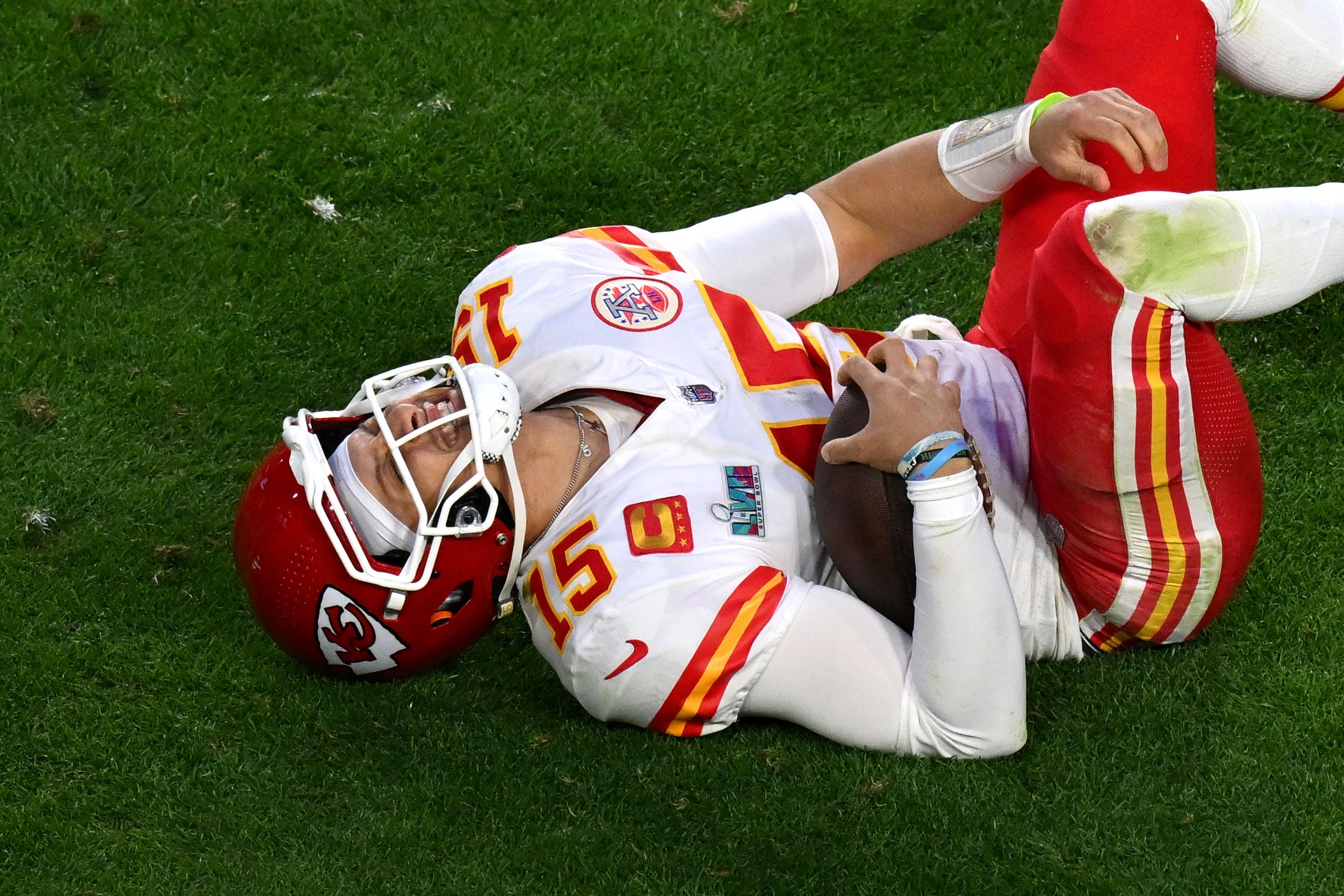 Chiefs QB Patrick Mahomes aggravates ankle injury in…