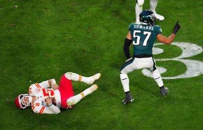 Patrick Mahomes writhes in pain after sack late in second quarter