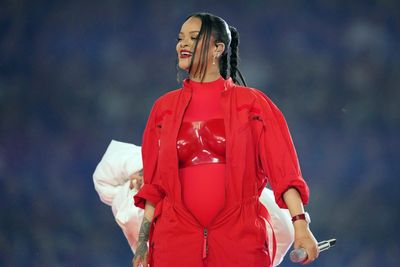 Rihanna’s Gestures During Halftime Show Had Fans Convinced She’s Pregnant