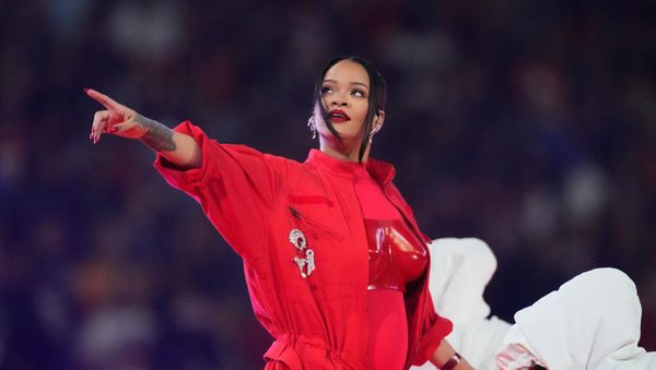 Rihanna plays the hits — and introduces a surprise guest — at the