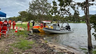 Police find body of father who disappeared while rescuing children at Lake Tinaroo in Queensland