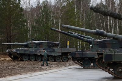 Polish officials observe training of Ukrainians on new tanks
