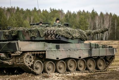 Ukraine troops train on Leopard tanks in Poland