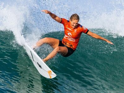 Gilmore, Wright among surfers to advance at Sunset