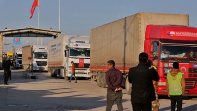 First UN aid convoy crosses into rebel-held territory in Syria