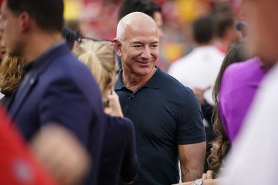 Patriots owner Robert Kraft believes Jeff Bezos would be ‘a great owner’