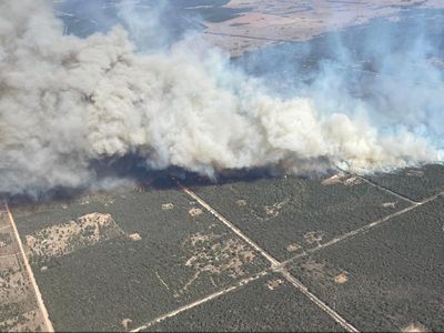 Firefighters battle large blaze in Qld's Western Downs