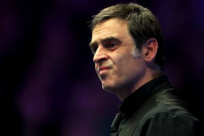 Ronnie O’Sullivan almost tipped over the edge by cue issues in Ross Muir clash