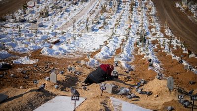Families forced to bury loved ones in mass graves as bodies line the streets of Türkiye and Syria