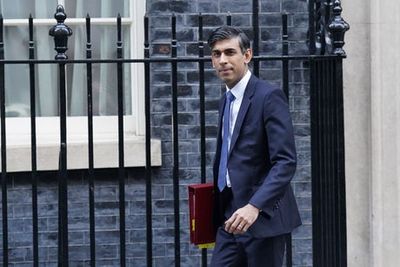 Rishi Sunak considers deal to end wave of strikes among public sector - report