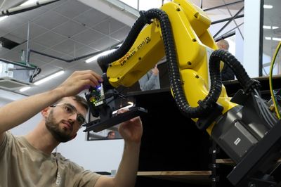 Israeli firm deploys robots to speed up online shopping