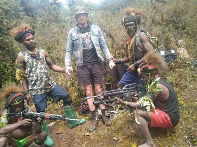 Papuan separatists armed with bows and arrows surround captured New Zealand pilot in video