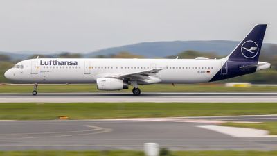 Lufthansa accused of greenwashing over more expensive ‘Green Fare’ flights