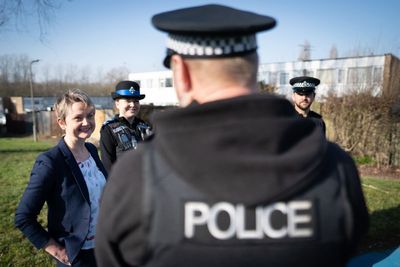 Labour promises to recruit an extra 13,000 community police in crime crackdown