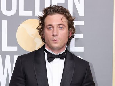 Jeremy Allen White says his mother tells him what people say about him on Twitter