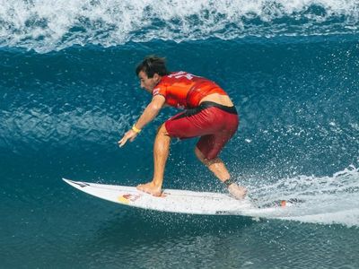 Robinson keeps Sunset surf title hopes alive