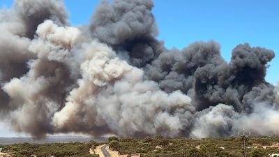 Bushfire threat level downgraded but blaze near Port Lincoln expected to burn for days