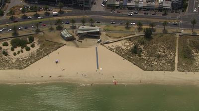 Man dies at Port Melbourne beach in suspected drowning
