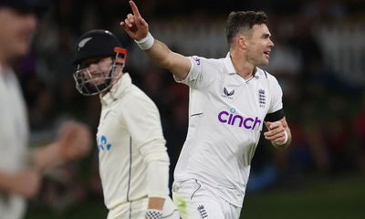 Anderson makes inroads after England’s bold declaration in New Zealand
