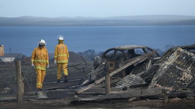 Homes hit by fire near Port Lincoln, CFS says, as blaze takes hold in local dump