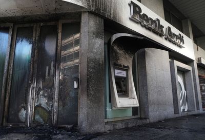 Lebanese depositors smash up, burn Beirut banks