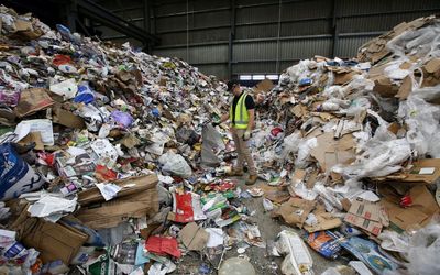 Woolworths and Coles change strategy as report reveals two-thirds of Aussie rubbish is plastic