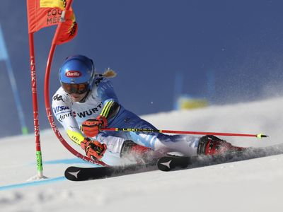 Mikaela Shiffrin wins gold in giant slalom at the world championships