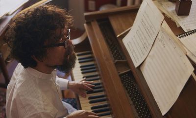 She Came to Me review – Peter Dinklage leads sparklingly convoluted romantic comedy