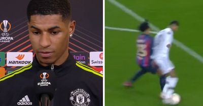 Marcus Rashford disagrees with controversial referee decision in Manchester United vs Barcelona