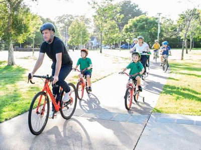 Minns cycles on as NSW Liberal campaign gets wobbles