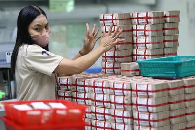 Baht dip aids export stocks