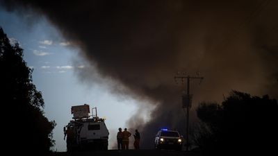 Port Lincoln fires continue to burn, city dump blaze prompts toxic smoke warning