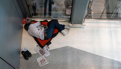 Mayor vows to remove unhoused people from O’Hare as more seek shelter at airport