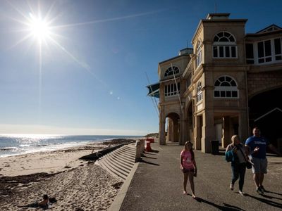 Sunny life in WA to coax British workers down under