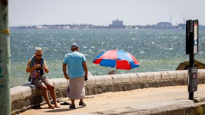 'Heat engine' brings hottest weather in years across southern states of Australia