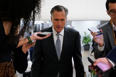 Romney, outspoken about his own party, weighs reelection run