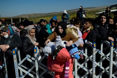 Syrian refugees flock to border to flee Turkey wreckage