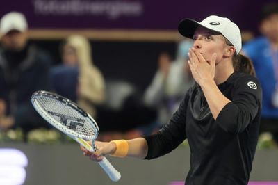 Swiatek breezes past Kudermetova and into final at blustery Doha
