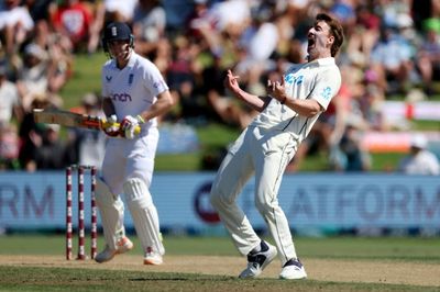 Big-hitting England open up 256-run first Test lead over New Zealand